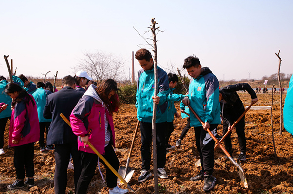 “攜手植樹(shù)，共創(chuàng)藍(lán)天”丨南京新華師生共筑新華育才林