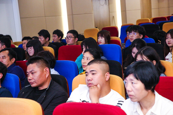 “家?；?dòng)，攜手共進(jìn)”——2019級新生基礎(chǔ)階段課程結(jié)課答辯圓滿結(jié)束
