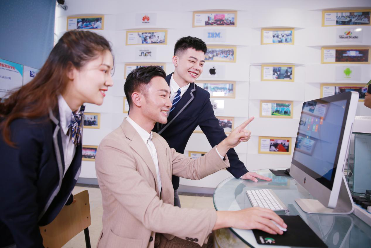 What？聽說新華云課堂能帶你走出傳統(tǒng)課堂，享受個性化學(xué)習(xí)！