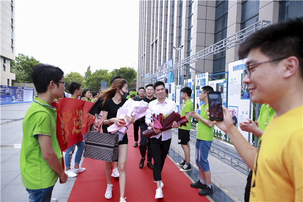 “追夢青春·感恩新華”—杰出校友母校行之電商直播分享會(huì)