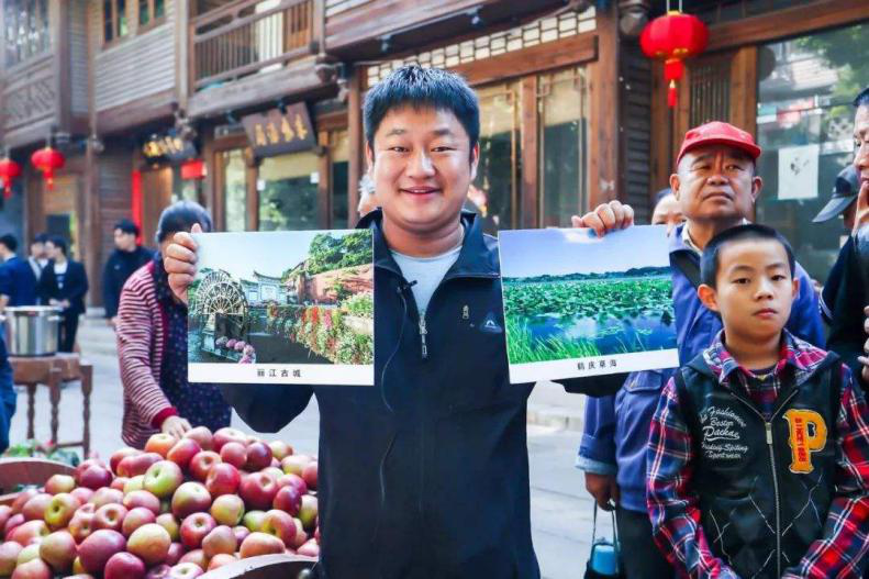 抖音達人石榴哥化身嗨學體驗官，空降新華引爆直播間