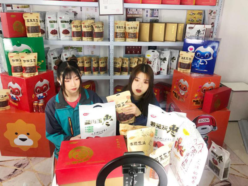 燃爆！麗江石榴哥現(xiàn)場連麥新華電商<a href=http://njxh.cn target=_blank class=infotextkey>專業(yè)</a>學子