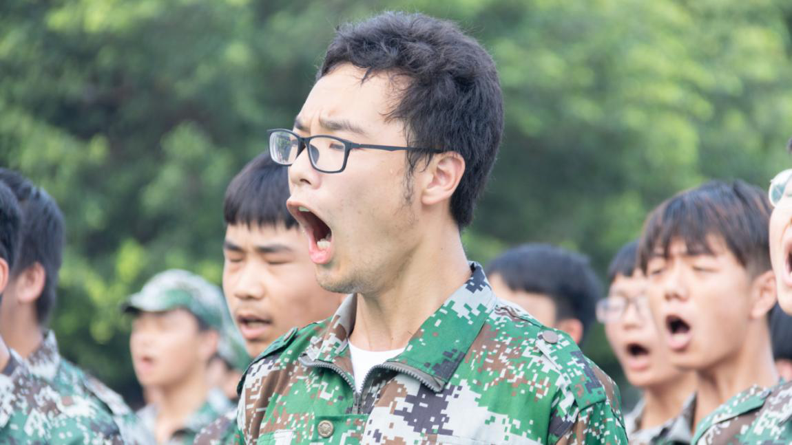新華“三教三訓(xùn)”之軍訓(xùn)|揮灑汗水書寫迷彩青春！