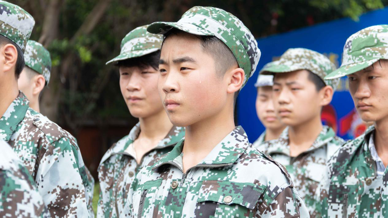 新華“三教三訓(xùn)”之軍訓(xùn)|揮灑汗水書寫迷彩青春！