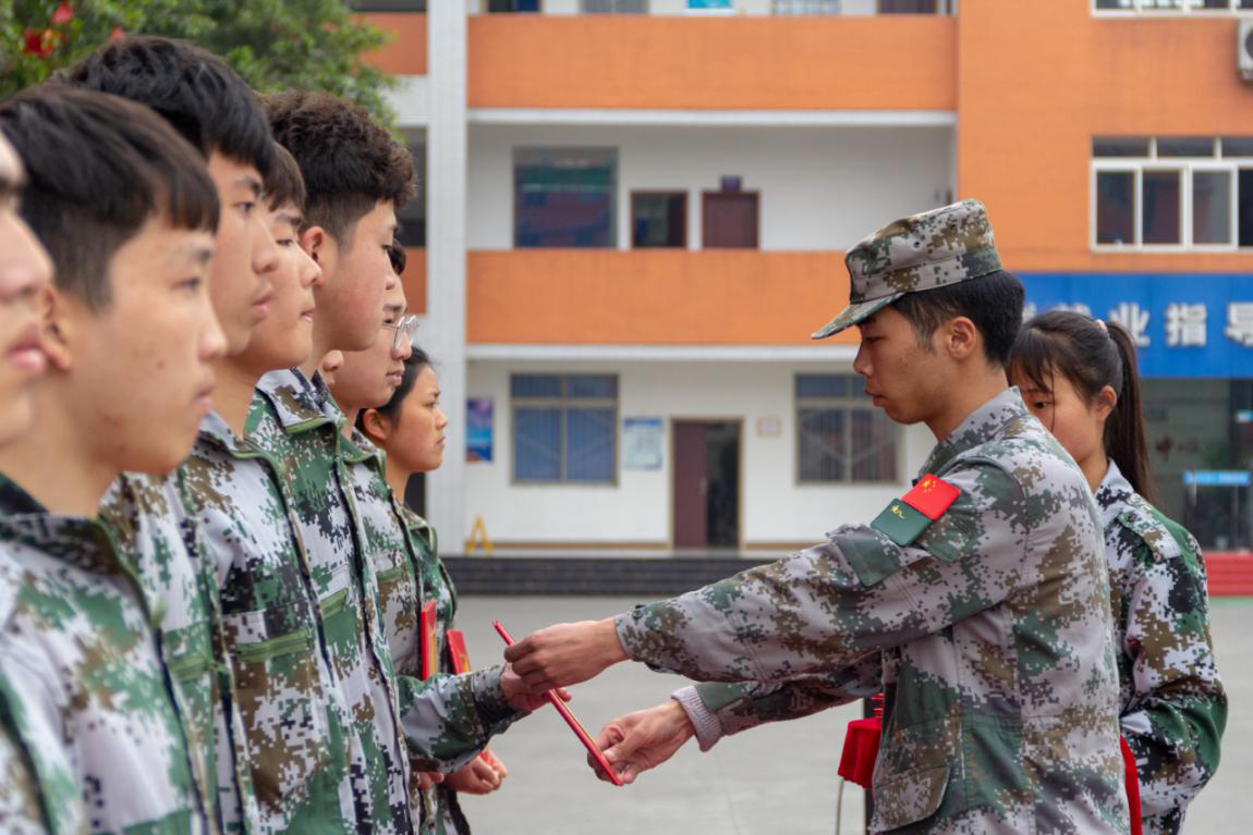 新華“三教三訓(xùn)”之軍訓(xùn)|揮灑汗水書寫迷彩青春！