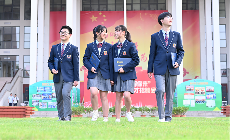 12位學(xué)霸天團(tuán)推薦新華電腦學(xué)校，你不了解一下嗎？