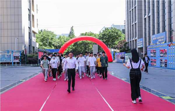 巔峰實(shí)習(xí)，京彩有你 ——南京新華京東618實(shí)習(xí)項(xiàng)目總結(jié)與表彰大會(huì)圓滿(mǎn)結(jié)束