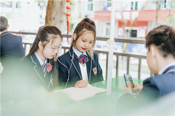 考不上<a href=http://njxh.cn target=_blank class=infotextkey>高中</a>，女生學(xué)什么<a href=http://njxh.cn target=_blank class=infotextkey>專業(yè)</a>好？