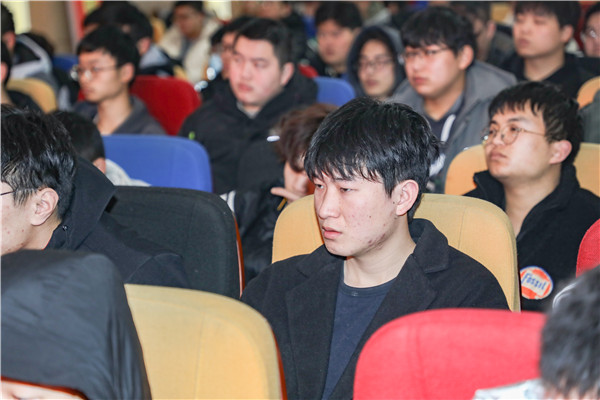 就業(yè)問題是重大的經(jīng)濟社會問題，具有重要性、緊迫性和長期性，“就業(yè)難”成了絕大多數(shù)年輕人心中的困惑。為幫助我校學(xué)生做出清晰明確的就業(yè)規(guī)劃，提高同學(xué)們的就業(yè)競爭力，2022年2月25日上午，南京新華平面設(shè)計的聞繪敏講師于學(xué)術(shù)報告廳為同學(xué)們開展了以“新職業(yè)，新技術(shù)，新青年”為主題的畢業(yè)生職業(yè)規(guī)劃及求職技巧講座。
