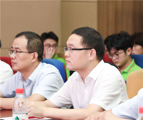 為幫助我校學(xué)生明確職業(yè)生涯規(guī)劃，確定個人職業(yè)方向，強化職業(yè)規(guī)劃意識，更好地樹立個人理想，2022年7月29日，南京新華電腦專修學(xué)校在學(xué)術(shù)報告廳舉行第十二屆職業(yè)生涯規(guī)劃演講大賽