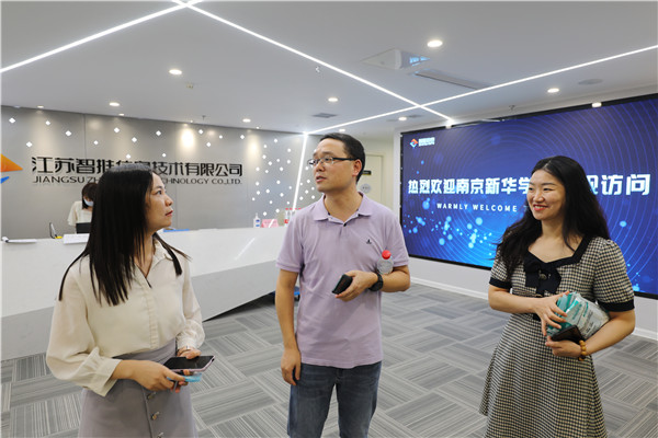 南京新華教師進企業(yè)，為實踐教學保駕護航