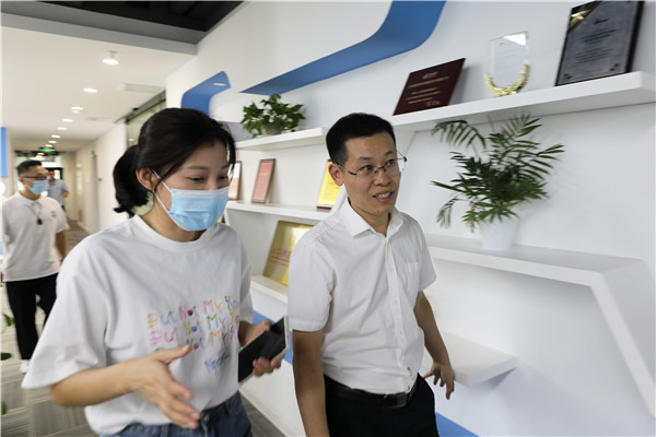 南京新華教師進企業(yè)，為實踐教學保駕護航