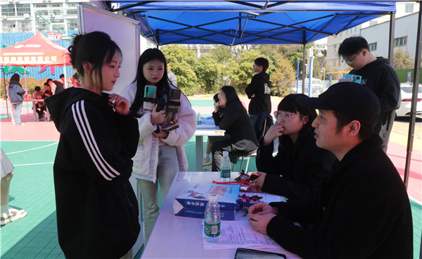 新華筑夢，職贏未來 南京新華2024年春季校園招聘會暨校企融合簽約儀式圓滿舉行