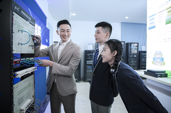 初中沒畢業(yè)學什么好？初中可以學計算機么？