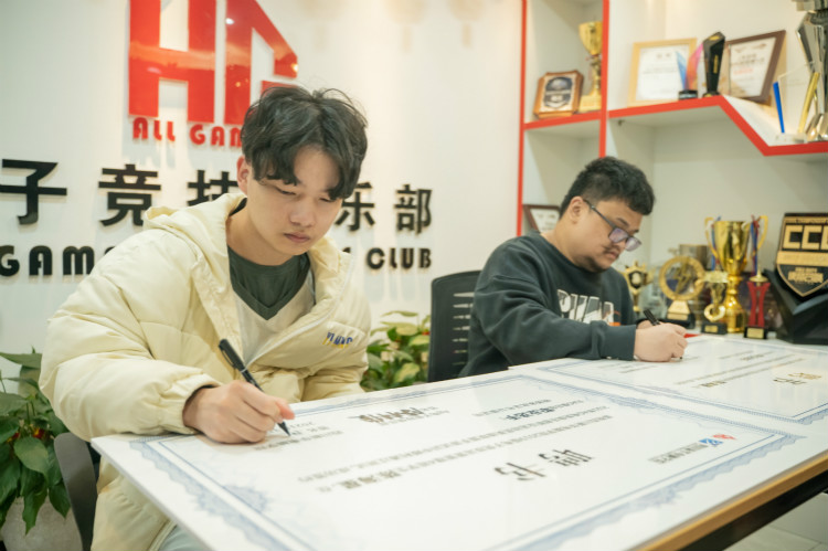 實(shí)力見(jiàn)證！又一新華電腦教育學(xué)子簽約AG俱樂(lè)部！
