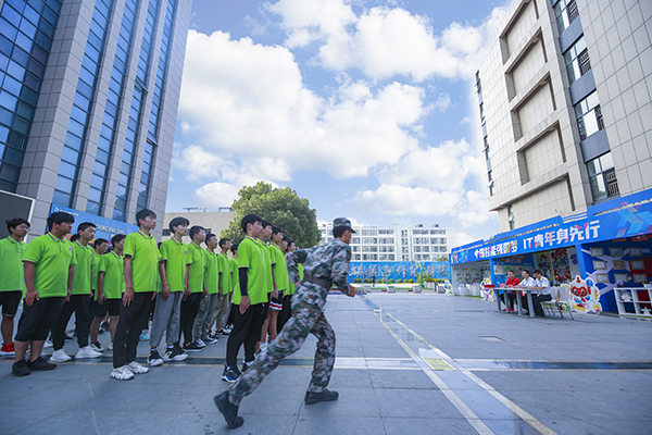 沙場(chǎng)秋點(diǎn)兵，口號(hào)震天響