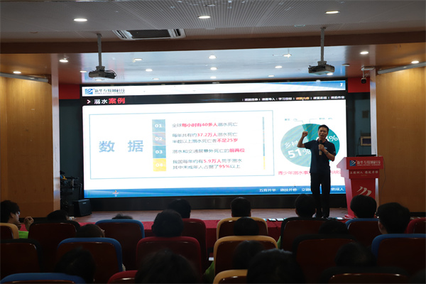 南京新華電腦專修學(xué)校舉辦新生安全教育講座，鄭德剛老師精彩開(kāi)講