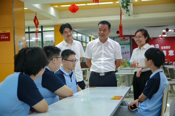 炎炎夏日，心系學(xué)子丨南京新華電腦開展2024級(jí)新生慰問活動(dòng)
