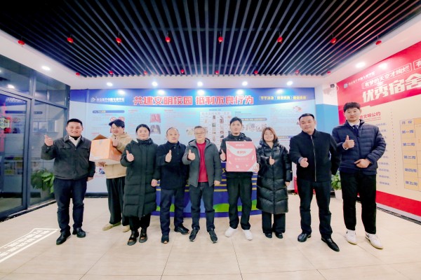 南京新華吳元紅校長(zhǎng)晚間慰問(wèn)查寢，并為學(xué)生送關(guān)懷！